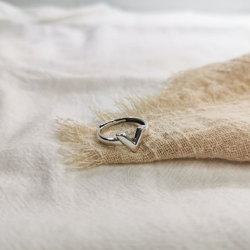 Sterling silver V ring