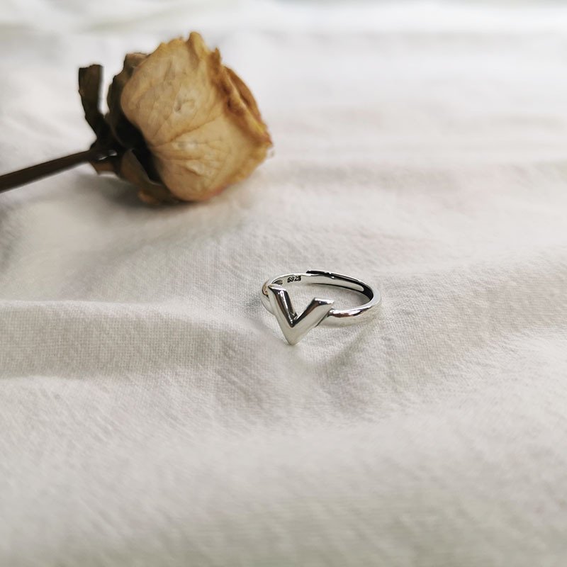 Sterling silver V ring